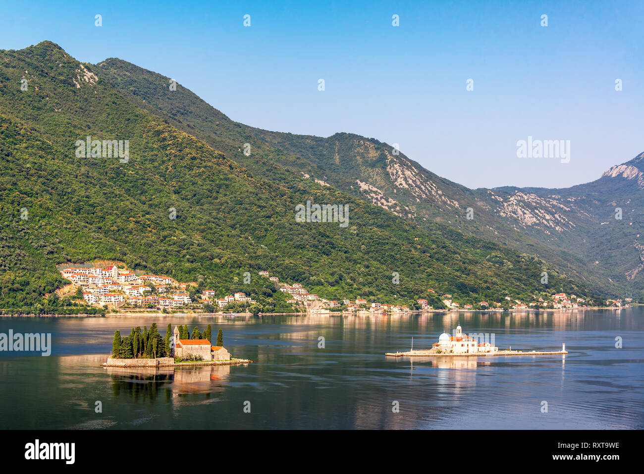 Unsere Liebe Frau von den Felsen und Saint George Inseln von Sapri, Montenegro gesehen Stockfoto