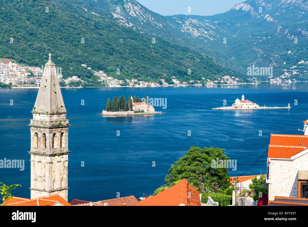 Mittelalterliche Stadt Perast, Montenegro mit Unserer Lieben Frau von den Felsen und Saint George Inseln im Hintergrund Stockfoto