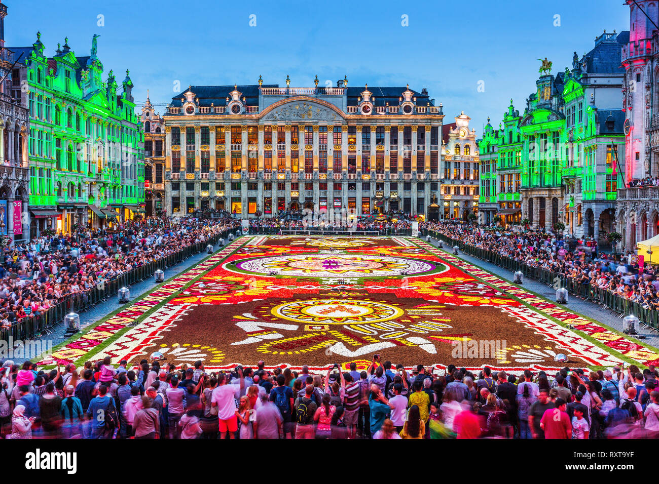 Brüssel, Belgien - 16. August 2018: Grand Place während Blütenteppich Festival. Das Thema dieses Jahres war Mexiko. Stockfoto