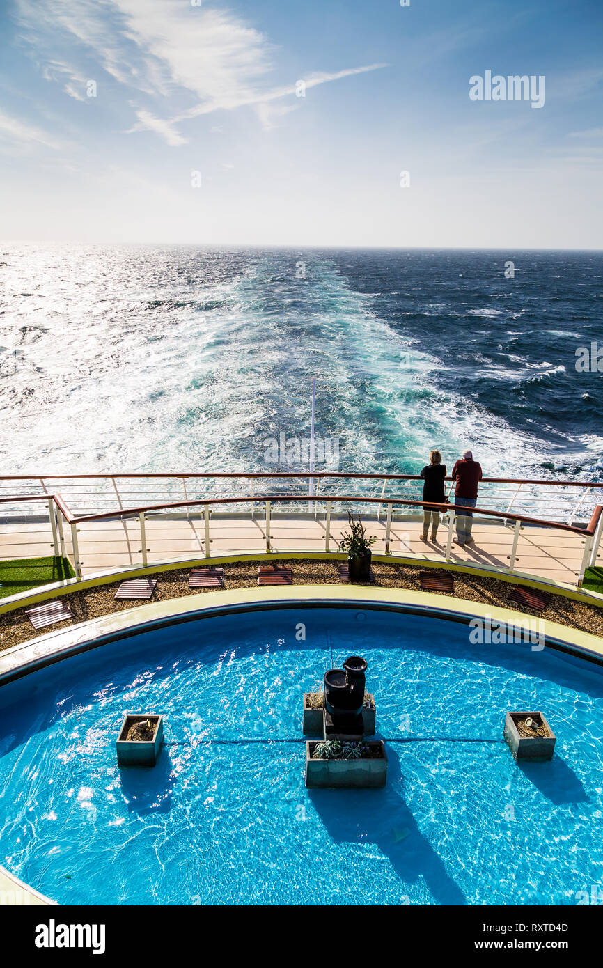 Segeln Sie auf einem Kreuzfahrtschiff zwei Personen an, die in das Meer. Stockfoto