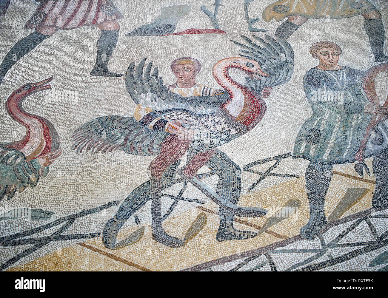 Ambulante der großen Jagd römische Mosaik, afrikanische Vögel sind auf ein Schiff, das Zimmer Nr. 28 geladen, in der Villa Romana del Casale, im ersten Quartal des 4. Stockfoto