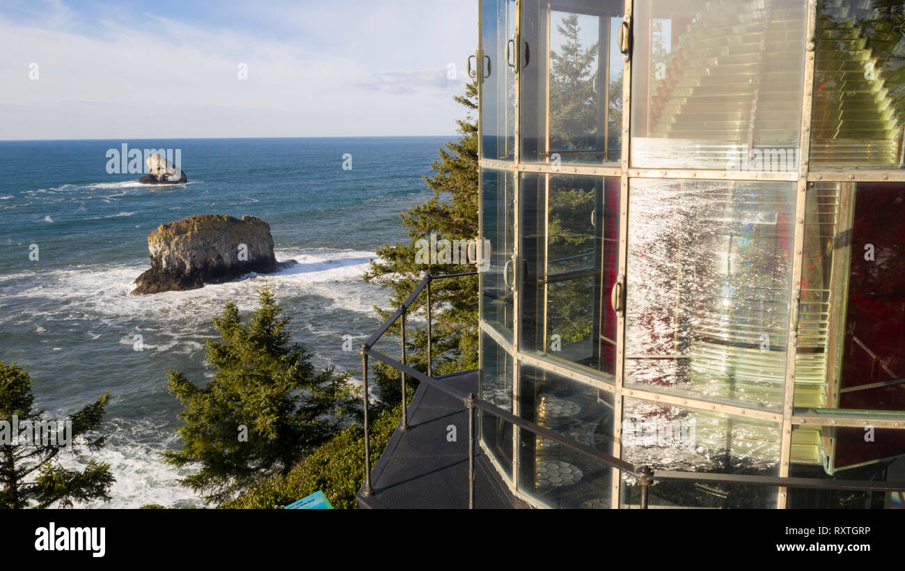 Luftaufnahme der Glastür Gehäuse am Cape Meares Leuchtturm Oregon Küste Stockfoto