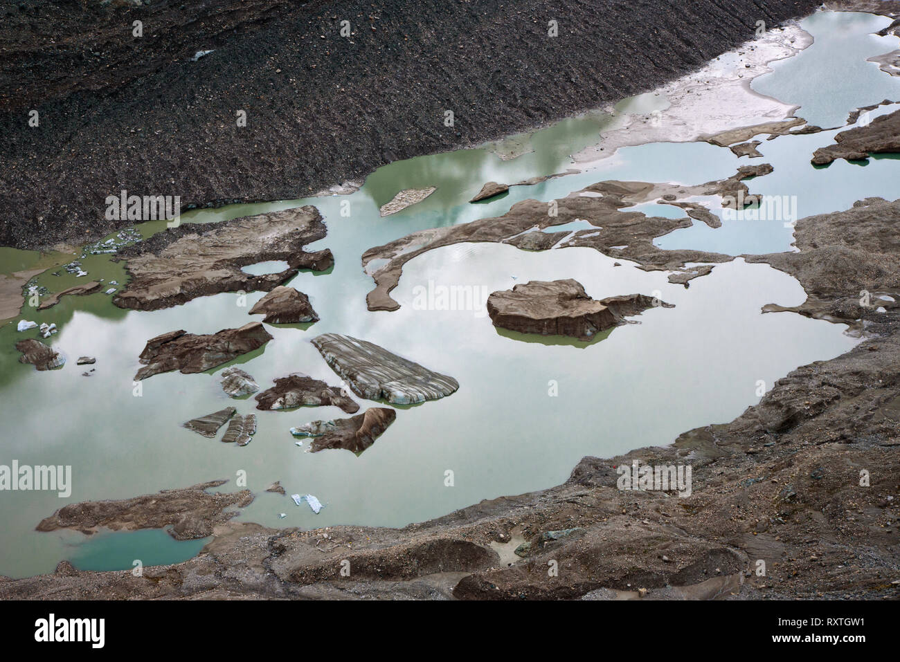 Schönes Detail des gelösten Gletscher, abstrakten Hintergrund mit Reflexion auf dem Wasser, Österreich, Großglockner Pasterze Glacier Stockfoto
