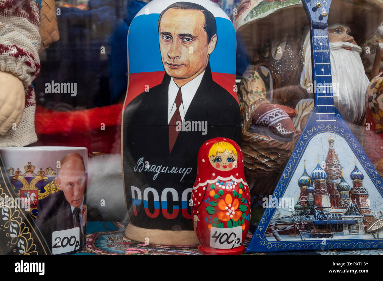 Russische traditionelle Symbole - Matrjoschka, Wladimir Putin Porträts und balalaika in Souvenir Kiosk an zentralen Straße in Moskau, Russland Stockfoto