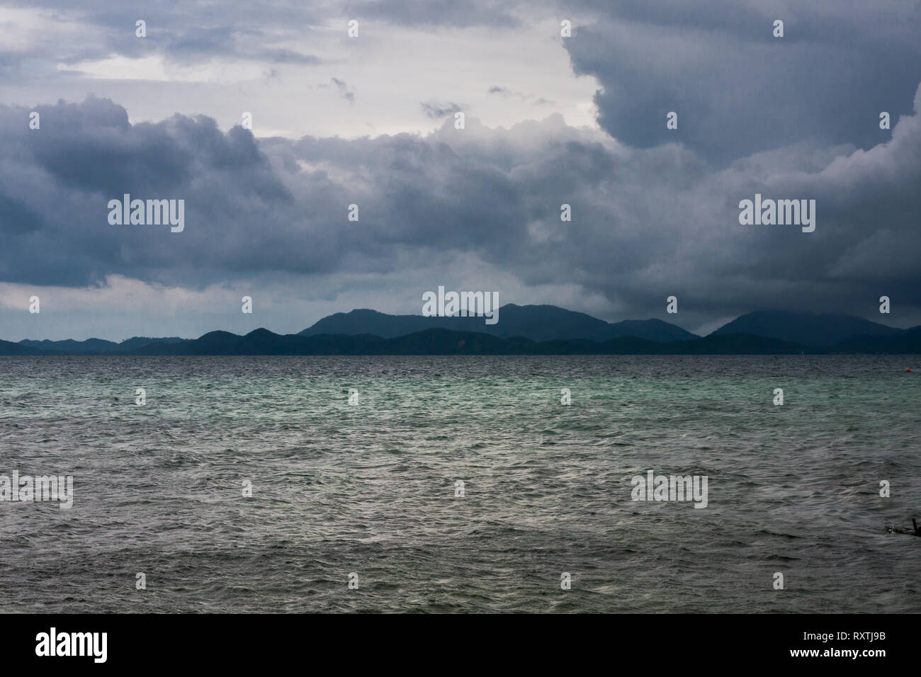 Die Phi Phi Inseln und Gewitterwolken, Thailand Stockfoto