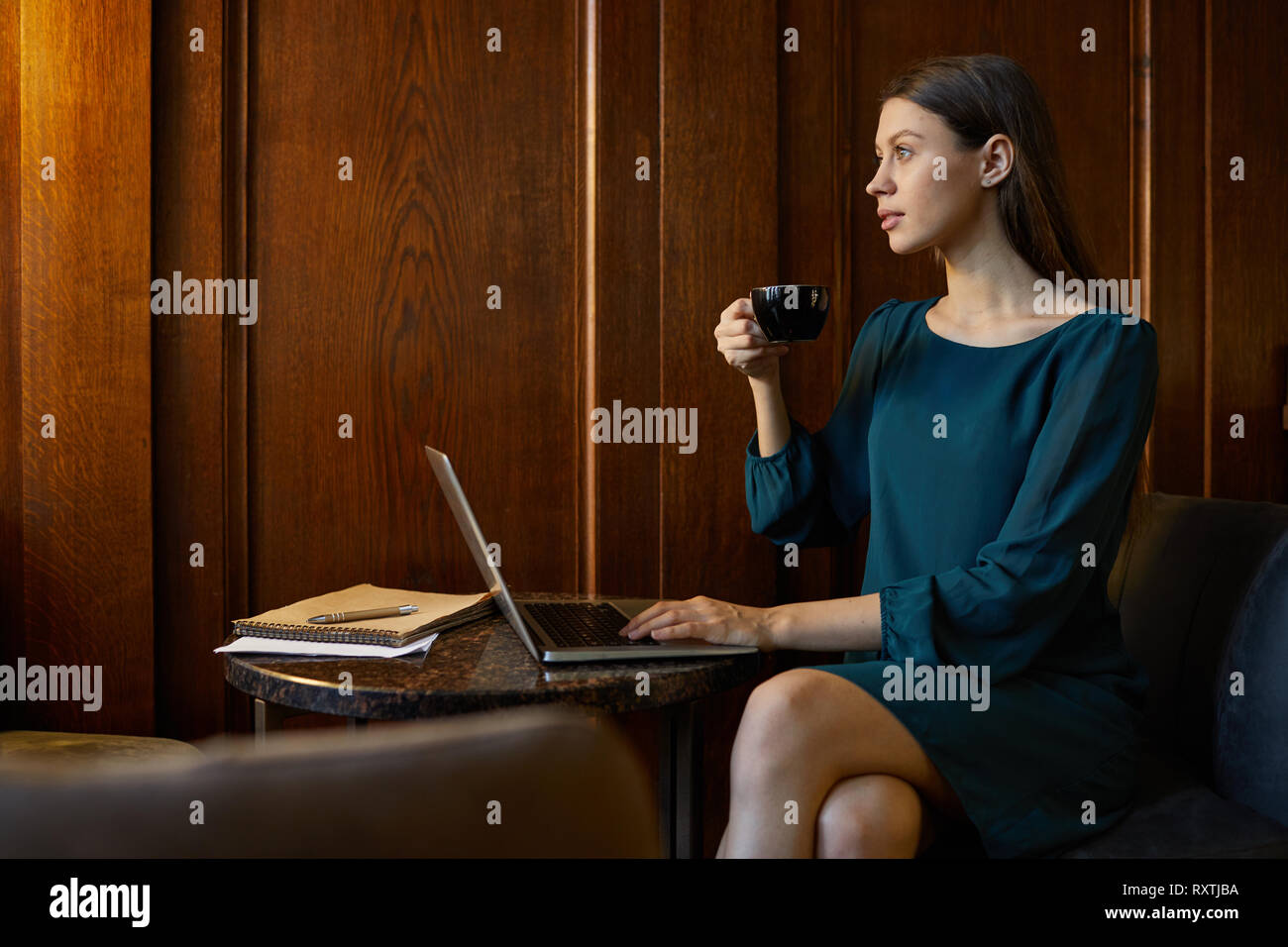 Frau mit Rest Stockfoto
