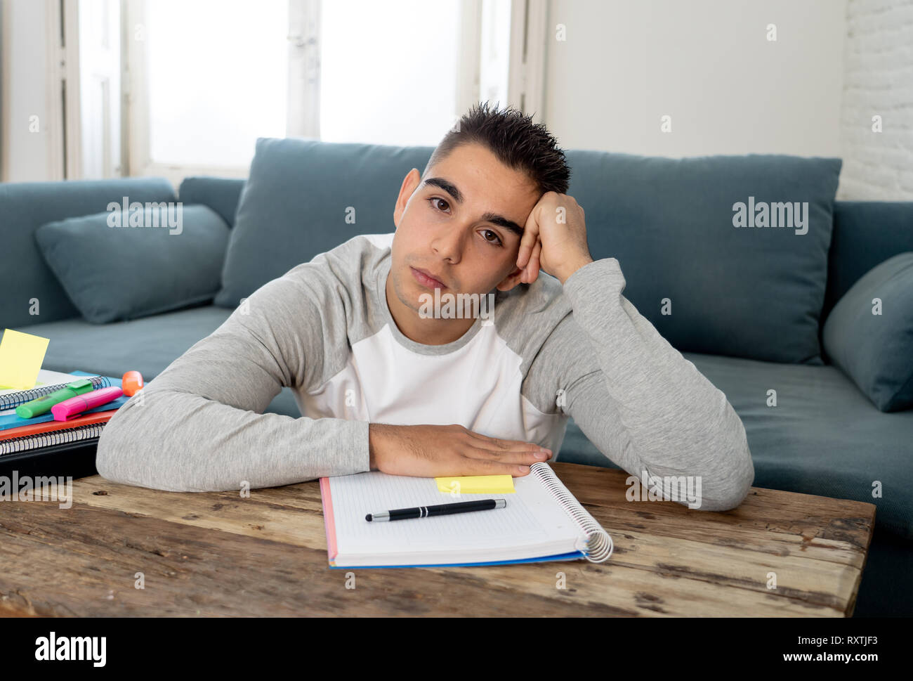 Überarbeitet und müde Universität oder Schule männliche Kursteilnehmer arbeiten und studieren gelangweilt und überwältigt Versuchen nicht einzuschlafen. In der Untersuchung für die fina Stockfoto