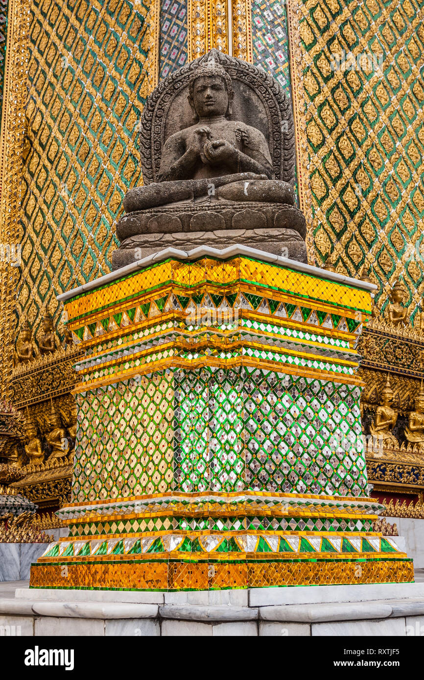 Details der Fassade mit einer Statue des sitzenden Duddha, der Bibliothek der Tempel des Smaragd Buddha, Grand Palace, Bangkok Stockfoto
