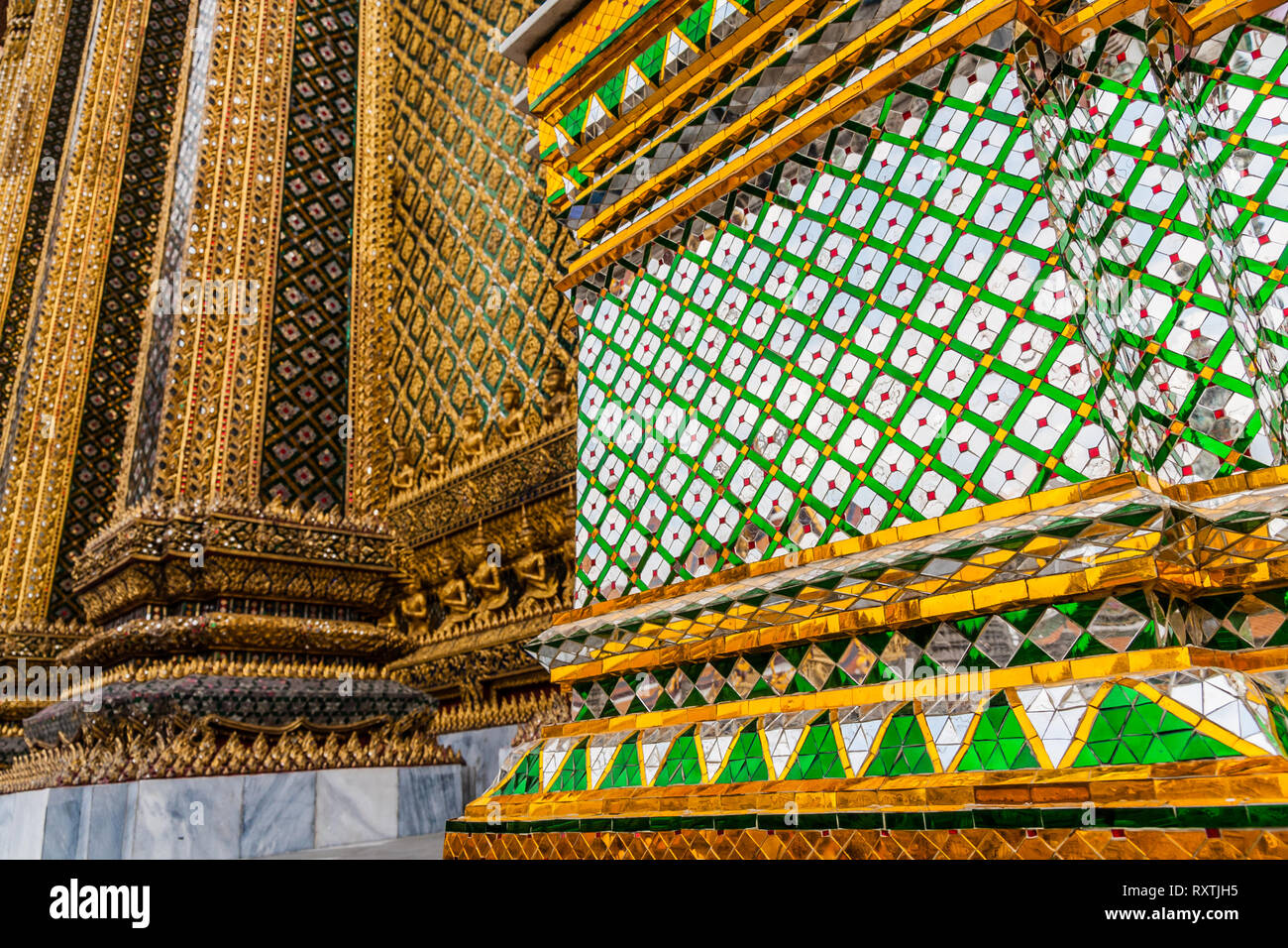 Details der Fassade der Bibliothek der Tempel des Smaragd Buddha, Grand Palace, Bangkok Stockfoto