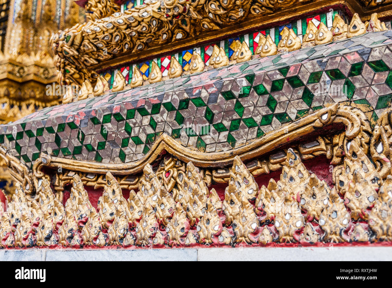 Details der Fassade der Bibliothek der Tempel des Smaragd Buddha, Grand Palace, Bangkok Stockfoto