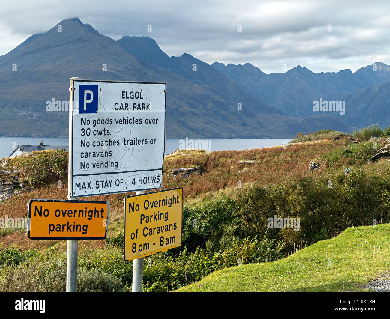 Parkverbotsschilder am Parkplatz Elgol mit den Black Cuillin Bergen hinter der Isle of Skye, Schottland, Großbritannien Stockfoto