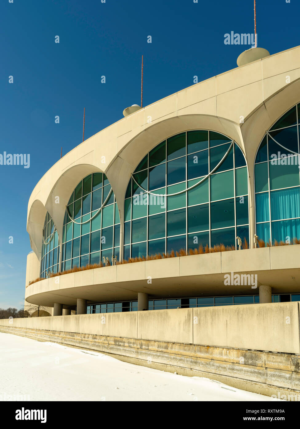 Ansicht der Monona Terrace Convention Centre, von gefrorenen See Monona an einem kalten Februar Tag genommen. Madison, Wisconsin, USA. Stockfoto