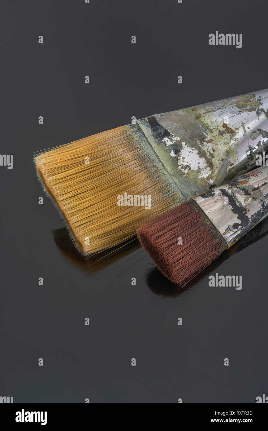 Groß (breit) Acryl aquarell Pinsel/Pinsel auf reflektierenden dunklen Hintergrund. Metapher für 'kreative', künstlerischen, etc. Stockfoto
