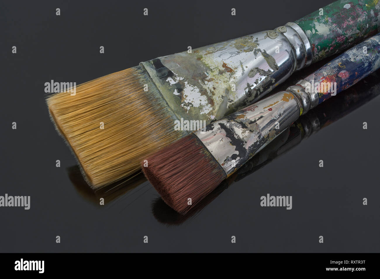 Groß (breit) Acryl aquarell Pinsel/Pinsel auf reflektierenden dunklen Hintergrund. Metapher für 'kreative', künstlerischen, etc. Stockfoto