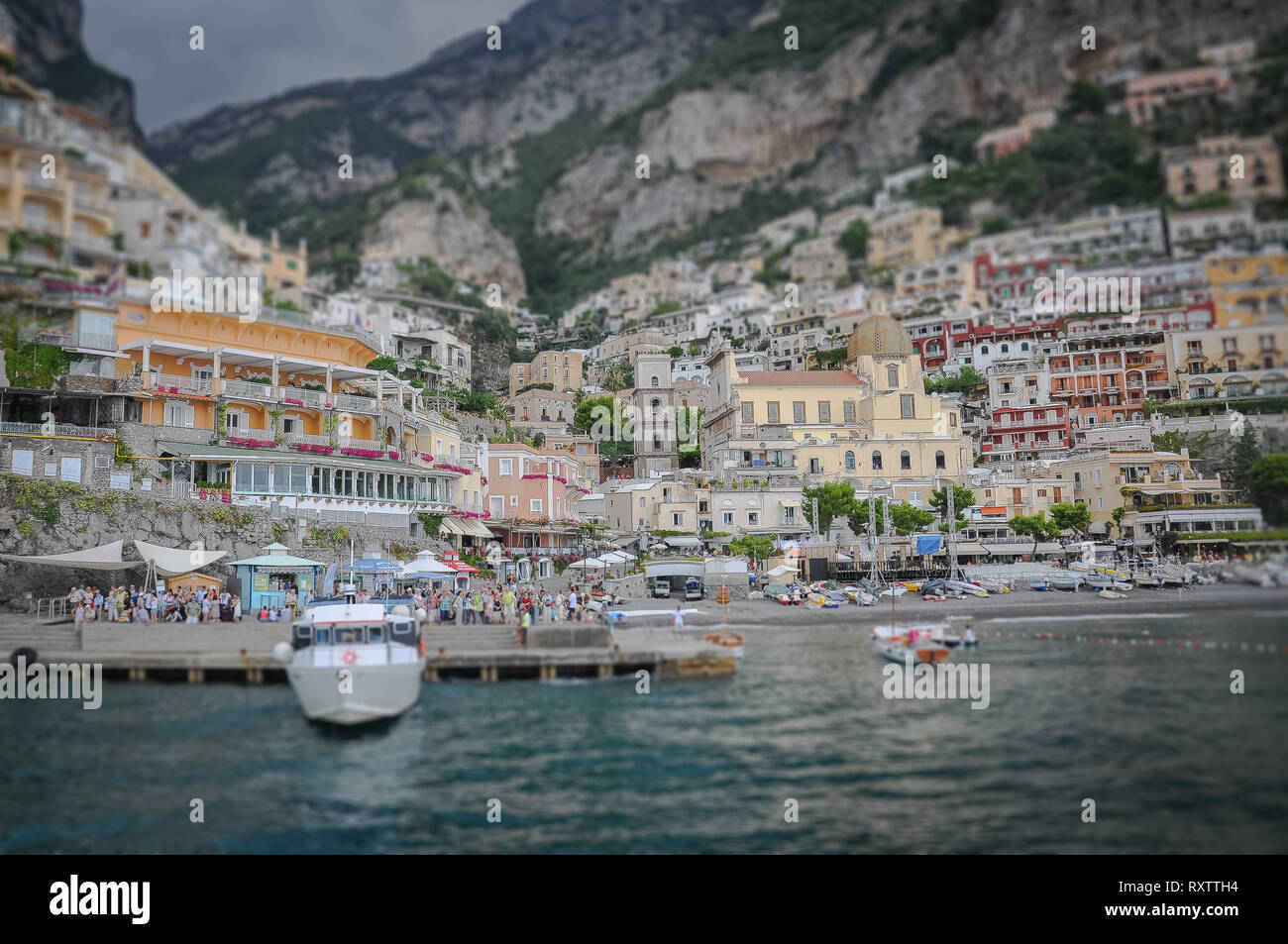 Tilt shif Wirkung von Positano mit Menschen warten auf der Insel Capri, Amalfi Küste, Italien Stockfoto