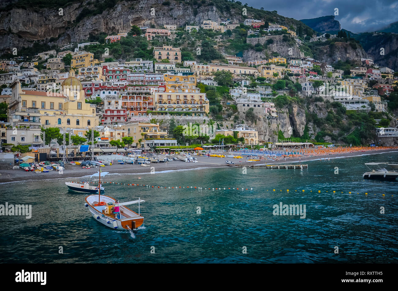 Blick auf Positano in einem bewölkten Tag, Amalfiküste, Italien Stockfoto