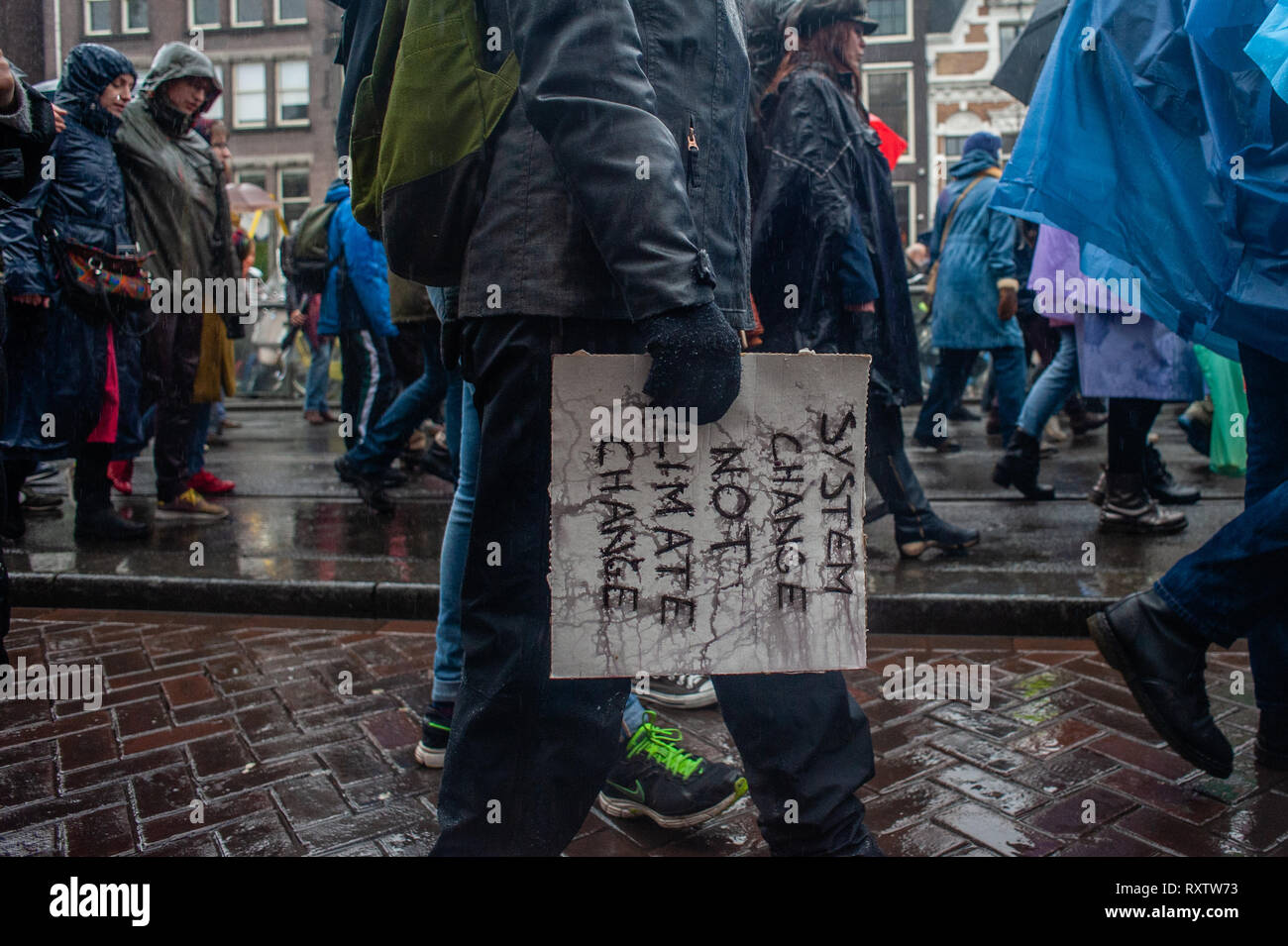 Eine Person gesehen, die einen nassen Plakat während der Demonstration. Die größte Klima Streik in den Niederlanden. Diese Demonstration fand auf dem Dam Platz, im Zentrum von Amsterdam. Tausende von Menschen versammelt, grüne Energie für jedermann erschwinglich zu verlangen, großen Verschmutzer haben ihren angemessenen Anteil zu zahlen, sollte eine gerechte Verteilung von Kosten und Nutzen der Klima wandel und gute grüne Arbeitsplätze. Stockfoto