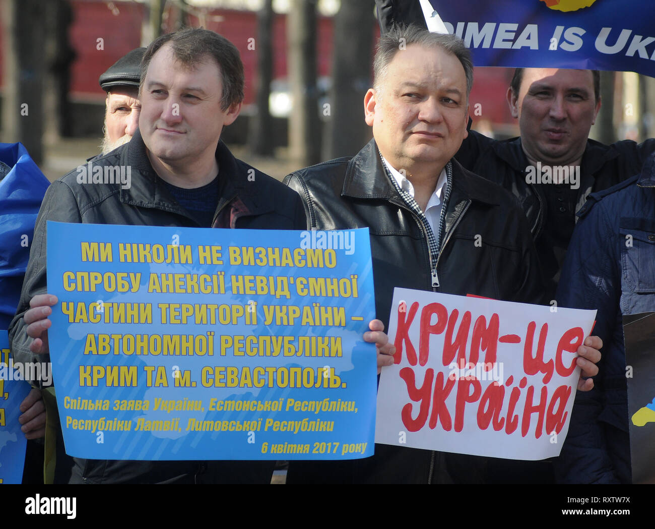 Demonstranten gesehen Plakate während der Kundgebung in Solidarität mit den Einwohnern der beigefügten Krim, an der Shevchenko Park in Kiew. Stockfoto