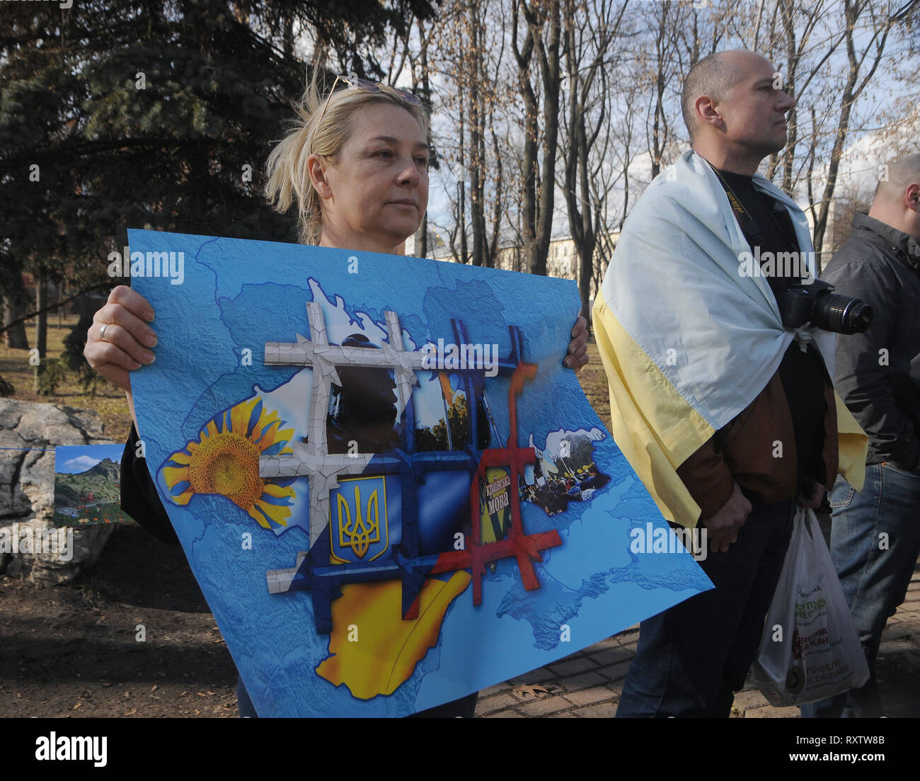 Ein Demonstrator gesehen hält ein Plakat während der Kundgebung in Solidarität mit den Einwohnern der beigefügten Krim, an der Shevchenko Park in Kiew. Stockfoto