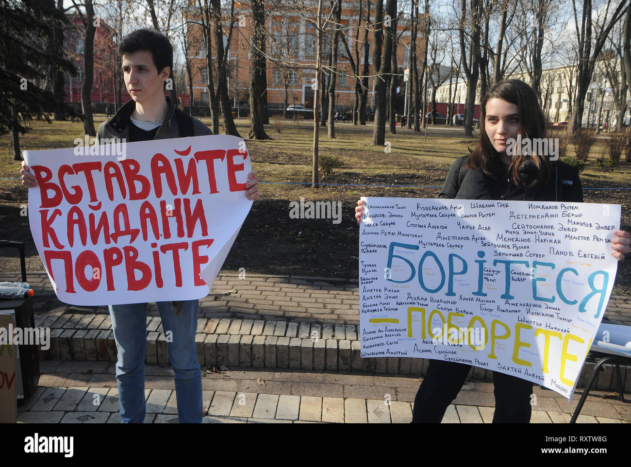 Demonstranten gesehen Plakate während der Kundgebung in Solidarität mit den Einwohnern der beigefügten Krim, an der Shevchenko Park in Kiew. Stockfoto
