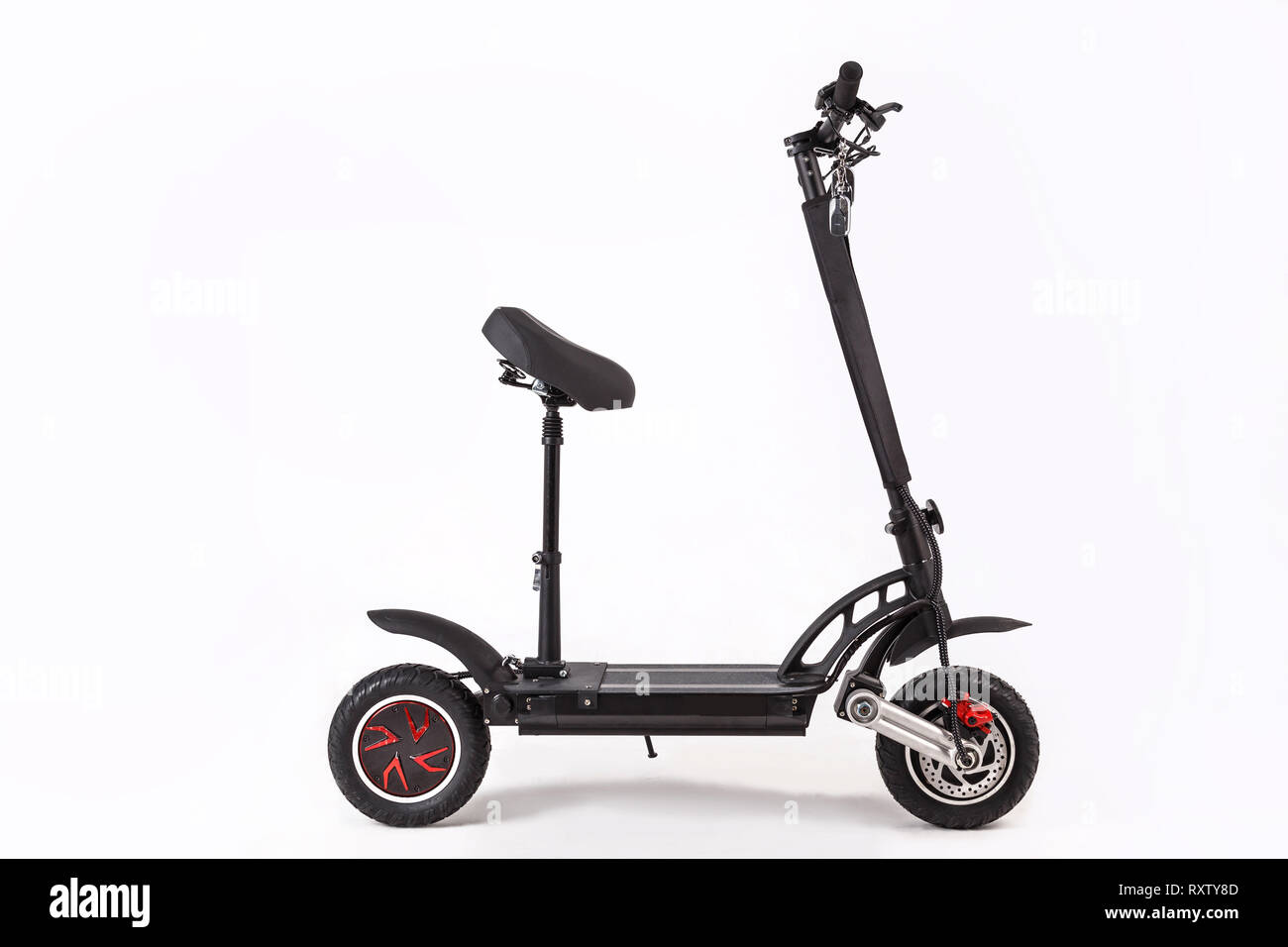 Elektrische kick scooter. Seitliche Sicht auf weißem Hintergrund Stockfoto