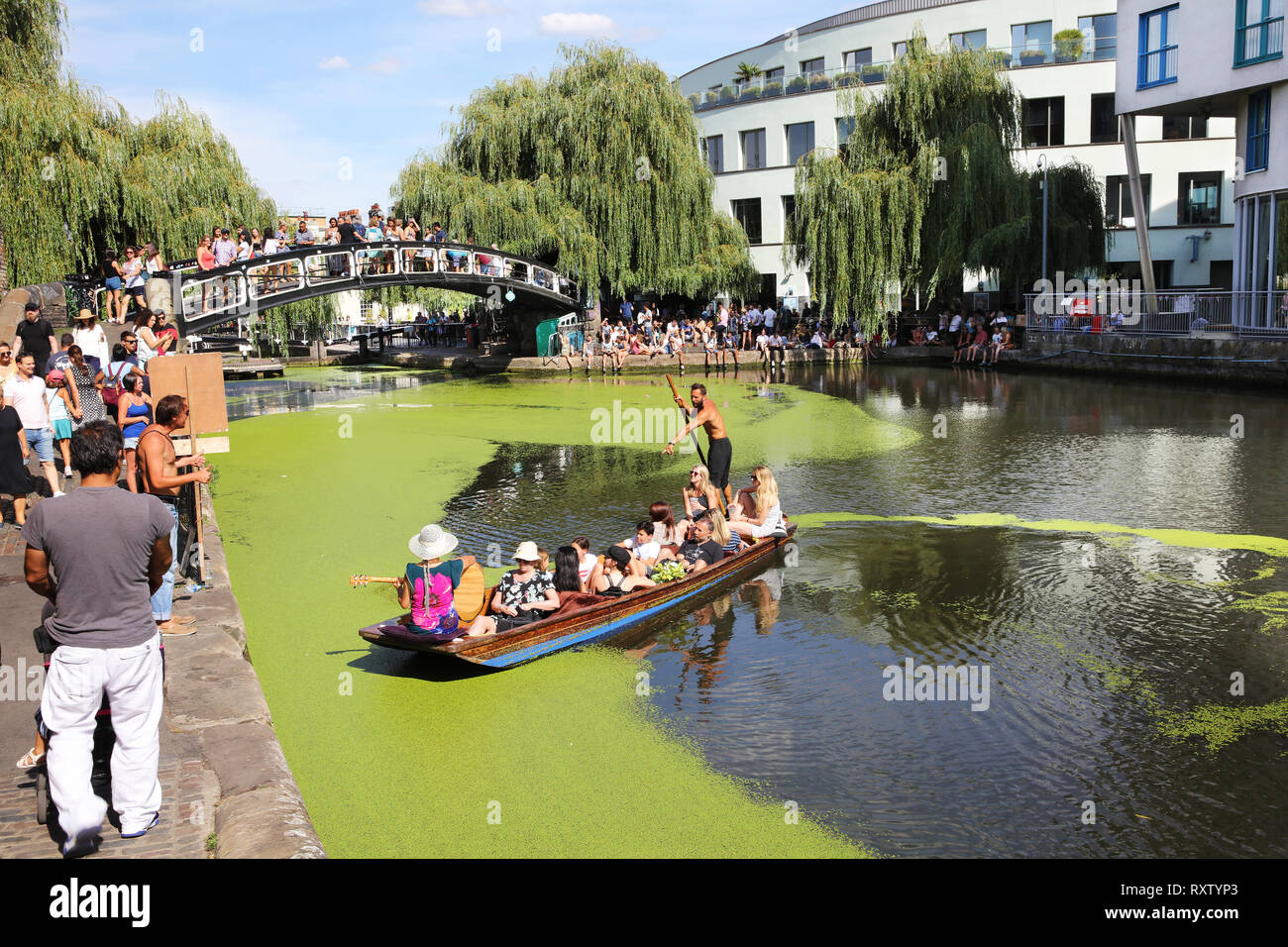 In der Nähe von pastorale Szene von Menschen genießen Sie einen sonnigen Tag am Regent's Canal in der Nähe von Camden Markt im Herzen von London, Vereinigtes Königreich Stockfoto