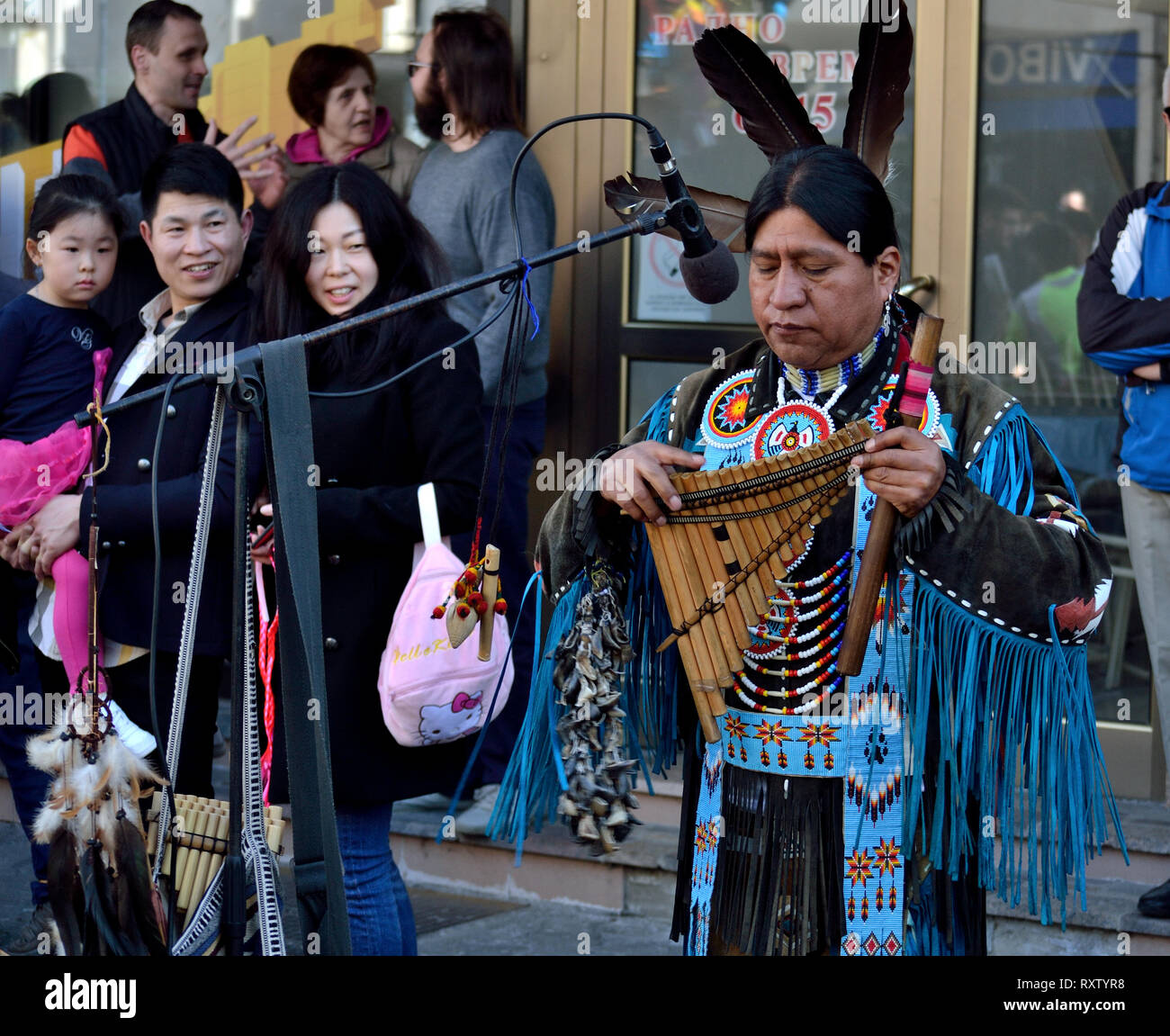 Chinesische Familie beobachten indigenen Panflöte Leistung während der Slawischen Festival, Svilajnac, Serbien, Europa Stockfoto