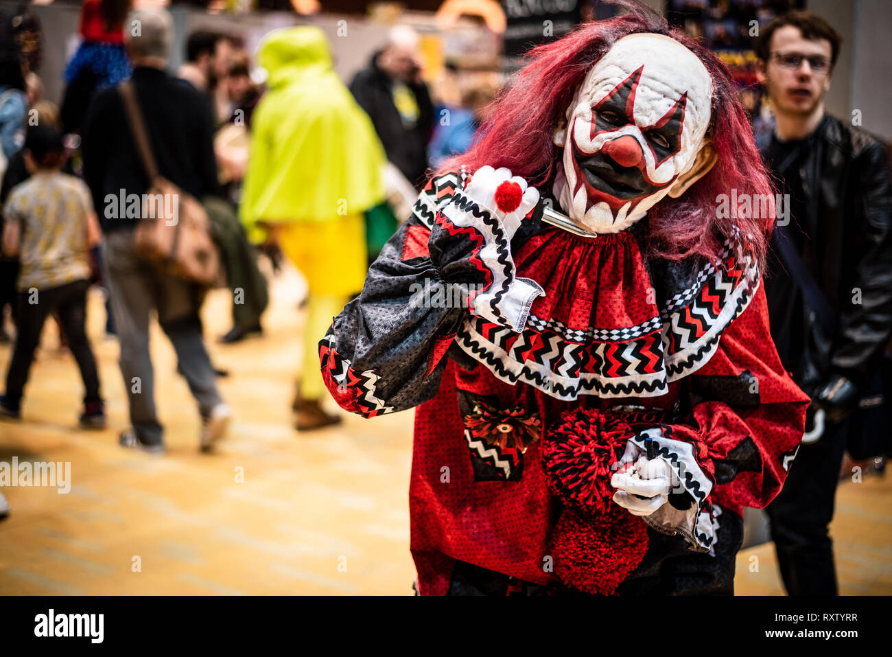 Cosplayer gekleidet als ihr Liebling Superhelden oder Film Zeichen in der Walisischen Comic Con in Cardiff statt Stockfoto