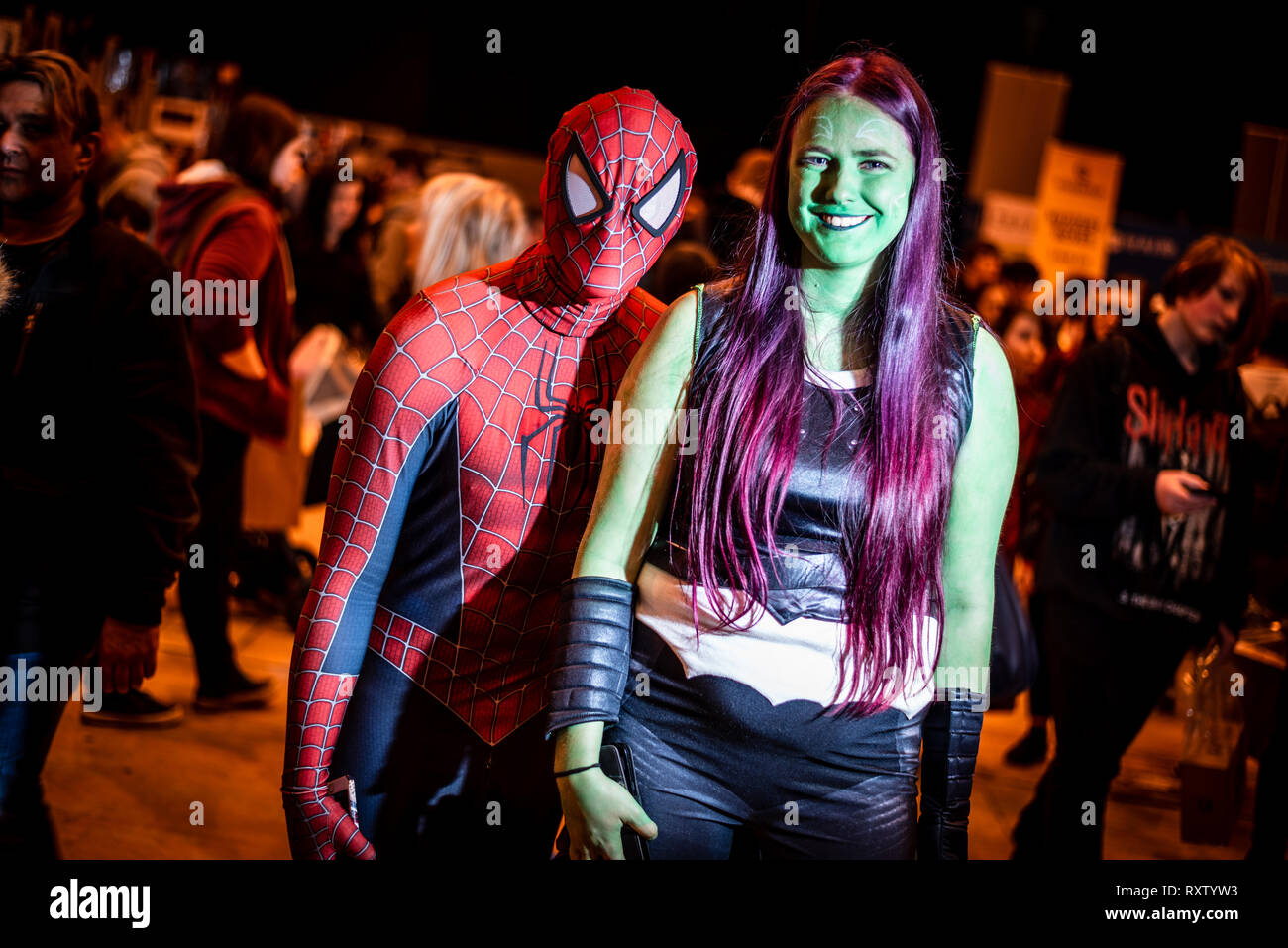 Cosplayer gekleidet als ihr Liebling Superhelden oder Film Zeichen in der Walisischen Comic Con in Cardiff statt Stockfoto