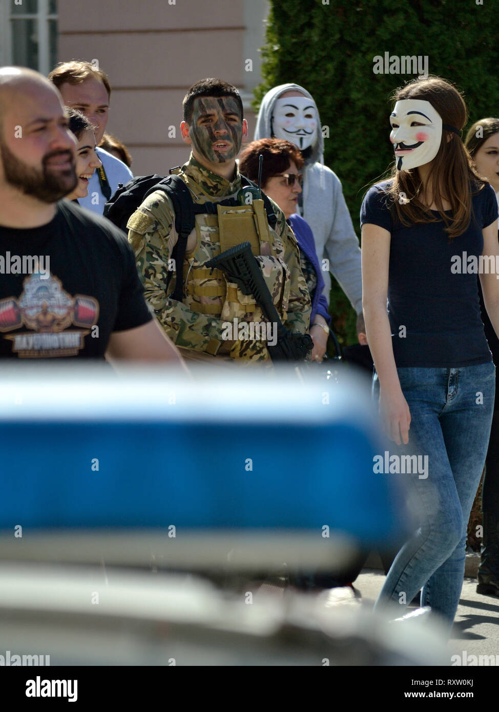Teens getarnt als Soldat und anonym an einer im Festival, Svilajnac, Serbien, Europa Stockfoto