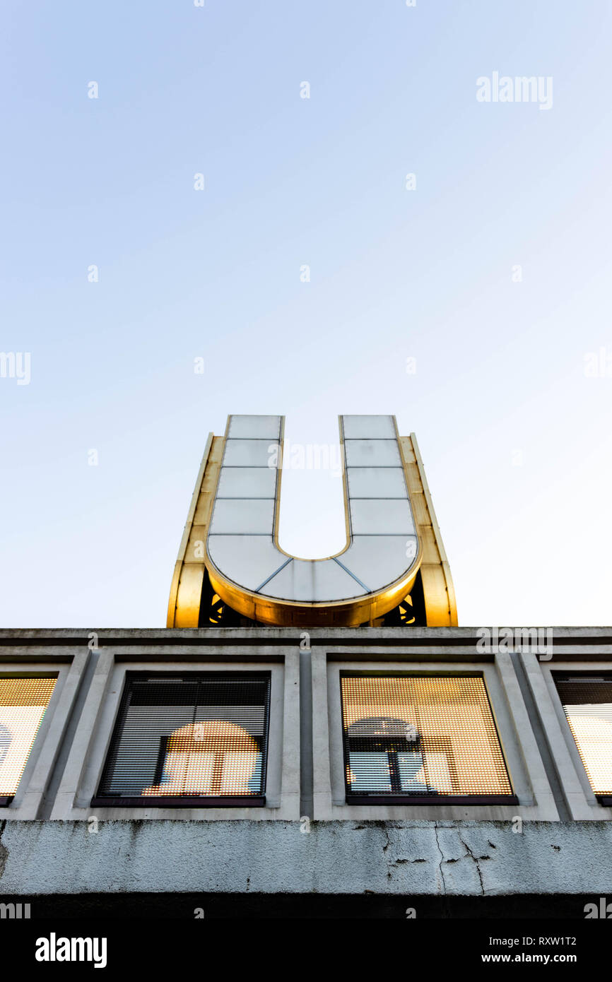 Die u aus Dortmund an einem sonnigen Tag mit einem klaren Himmel Stockfoto
