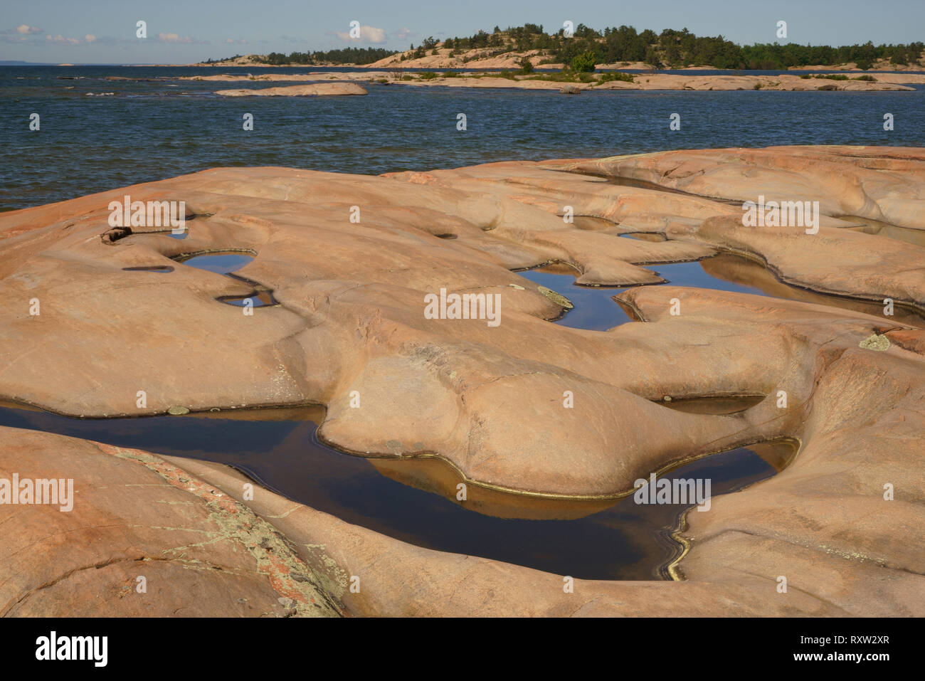 Stark vergletscherten und polierten Felsen der Kanadische Schild entlang der Ostküste von Georgian Bay, Ontario, Kanada Stockfoto