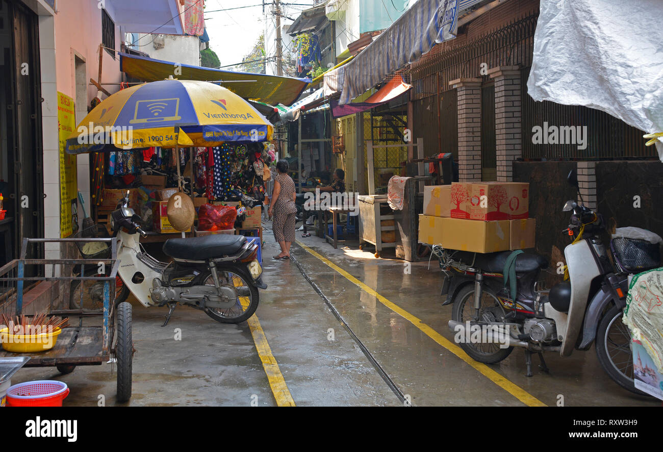 Ho Chi Minh City, Vietnam - 3. Januar 2018. Eine kleine Seitenstraße in der Tran Hung Gassen Bereich der Bezirk 1 in Saigon. Stockfoto