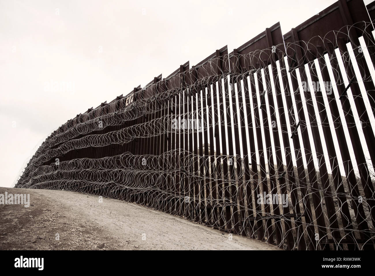US-Mexiko internationale Grenze: Schichten der Ziehharmonika zu bestehenden Barriere Infrastruktur entlang der US-mexikanischen Grenze in der Nähe von Nogales, AZ, am 4. Februar 2019 aufgenommen. Weitere Informationen finden Sie unten. Stockfoto