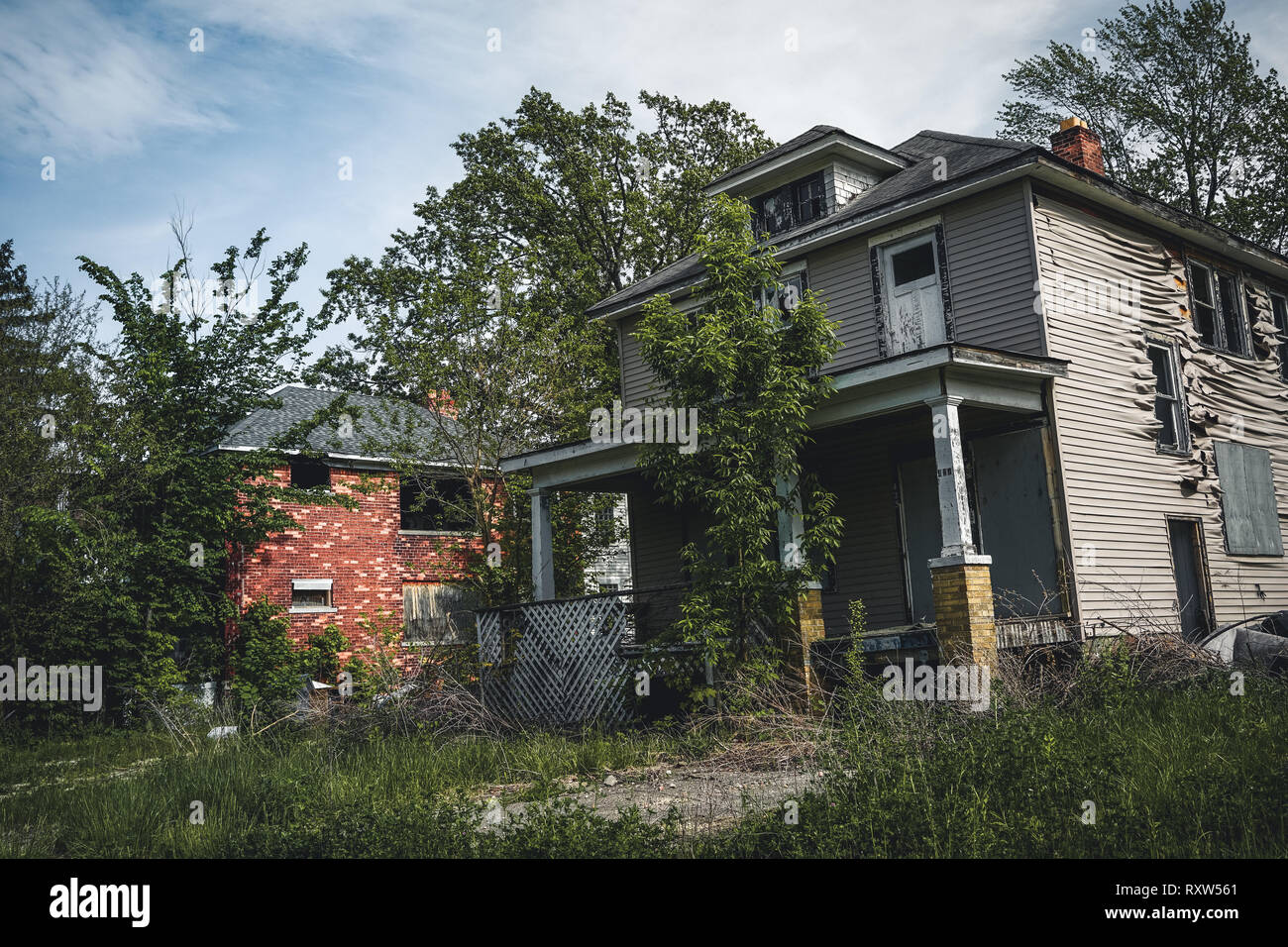 Detroit, Michigan, 18. Mai 2018: aufgegeben und beschädigte Einfamilienhaus in der Nähe der Innenstadt von Detroit. Stockfoto