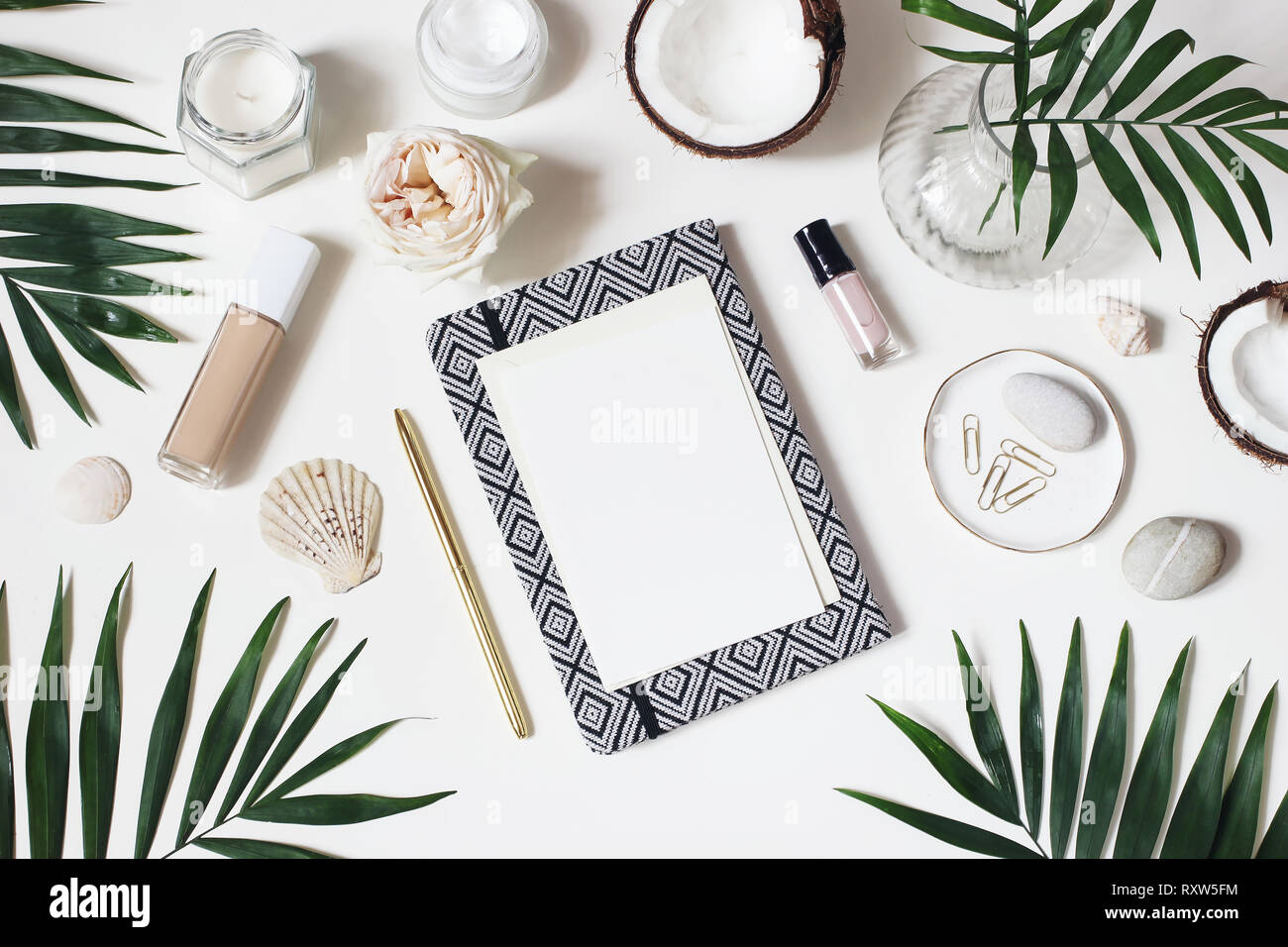 Lifestyle feminine desktop Komposition. Mockup von leere Karte. Notebook, Hautcreme, Nagellack und Make-up auf weißem Hintergrund. Rahmen Stockfoto