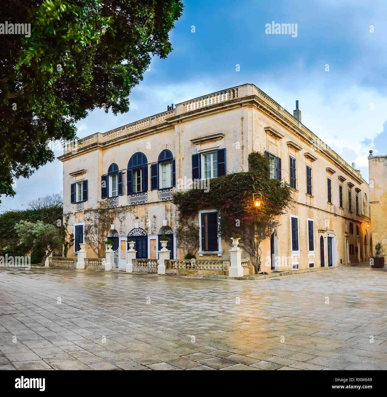 Mdina, Malta: Stadthaus an der Bastion Square mit künstlerischen Windows, Klettern und Laterne Licht. Mittelalterliche maltesische Architektur Stockfoto
