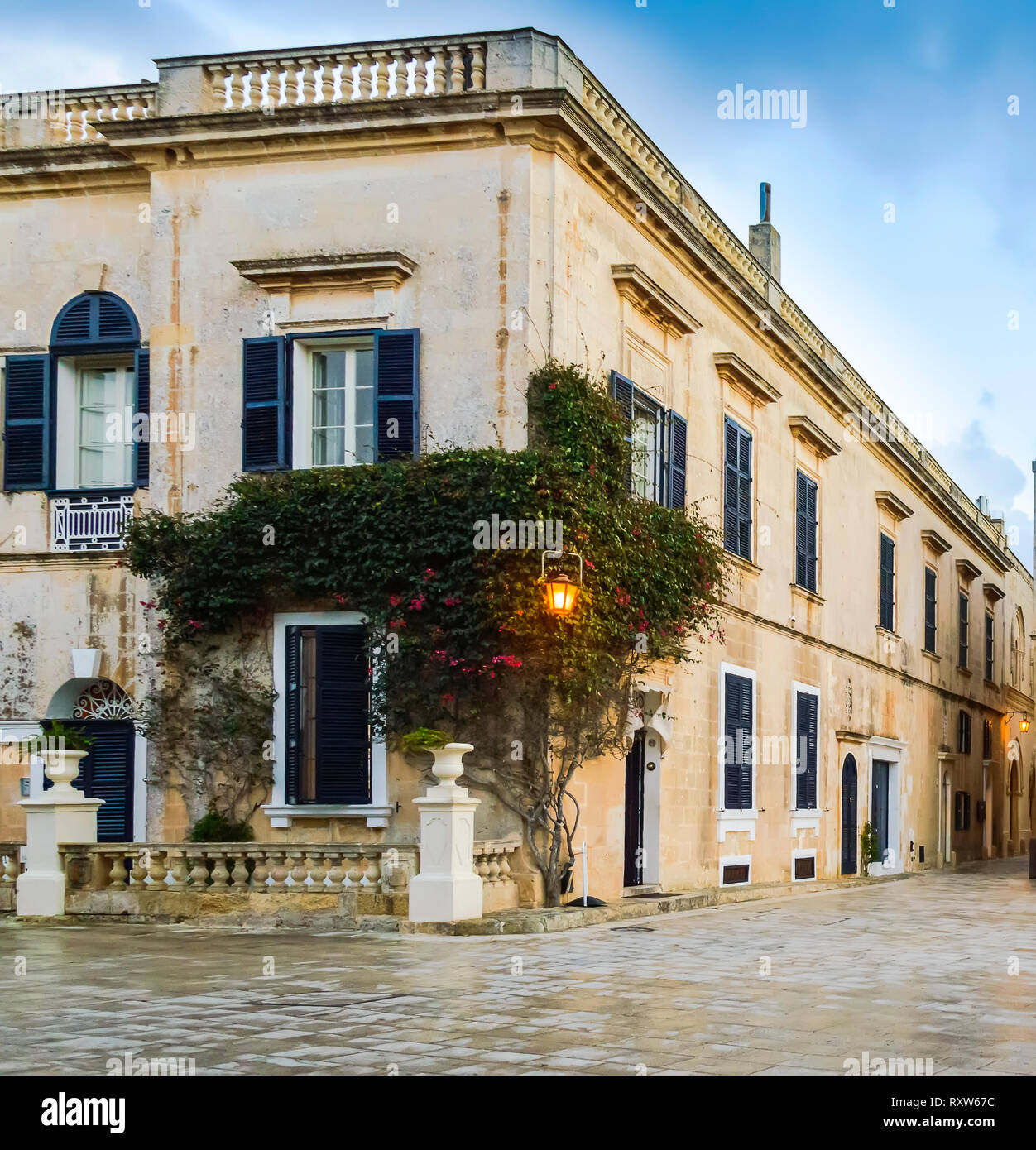 Mdina, Malta: Stadthaus an der Bastion Square mit künstlerischen Windows, Klettern und Laterne Licht. Mittelalterliche maltesische Architektur Stockfoto