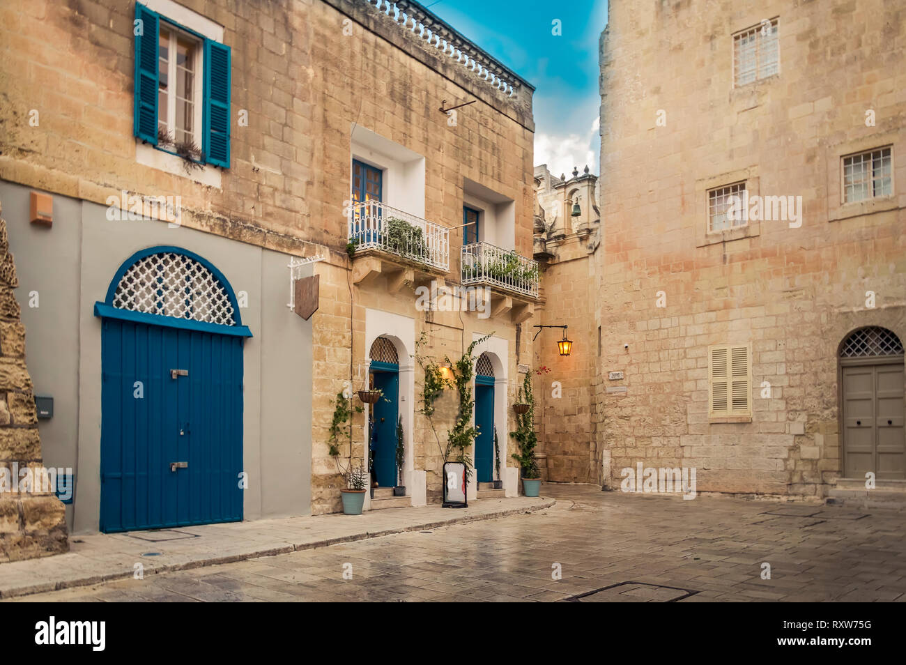 Mdina, Malta: Pjazza San Publiju. St Publius Square mit traditionellen malerischen Kalkstein Stadthaus. Mittelalterliche maltesische Architektur Stockfoto