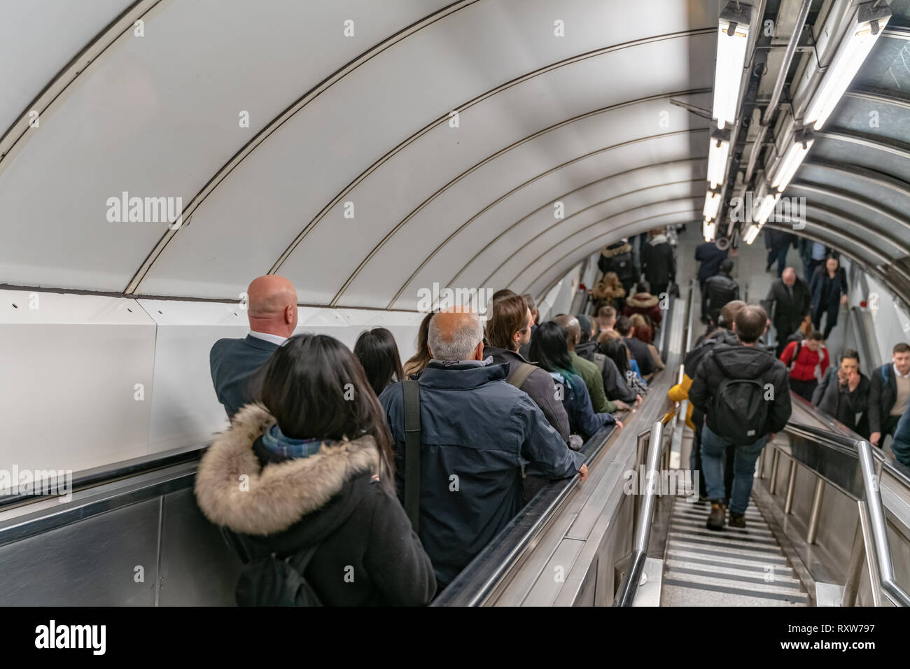London, Großbritannien - 05, März 2019: Die Bank in der Londoner U-Bahn Station verwenden Menschen die Rolltreppe bei rush hour. Stockfoto