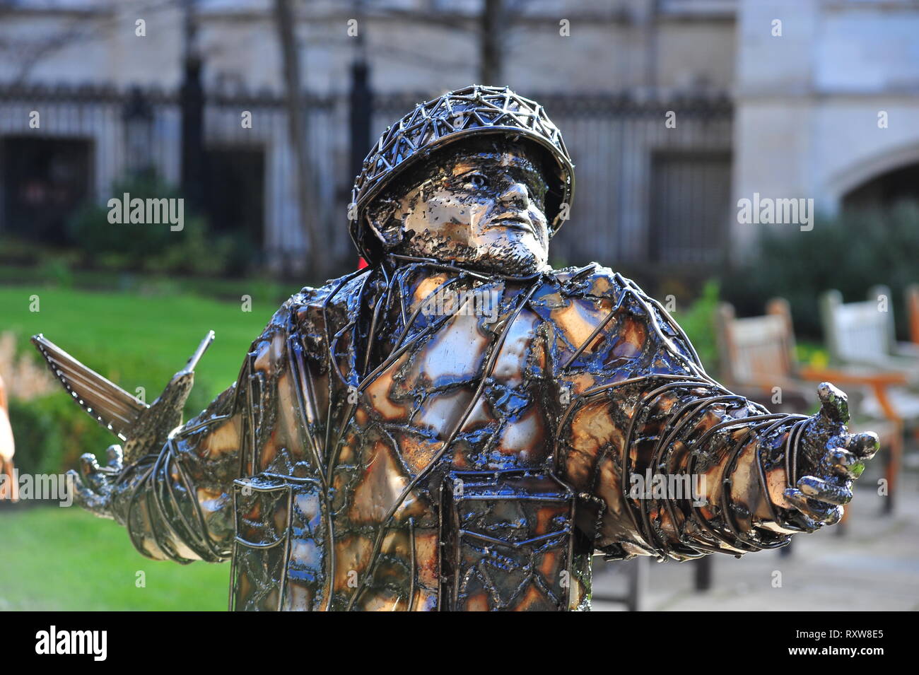 Soldaten des Opfers Skulptur des Künstlers Alfie Bradley auf Anzeige auf dem Gelände des St. Nicholas Kirche Liverpool. Stockfoto