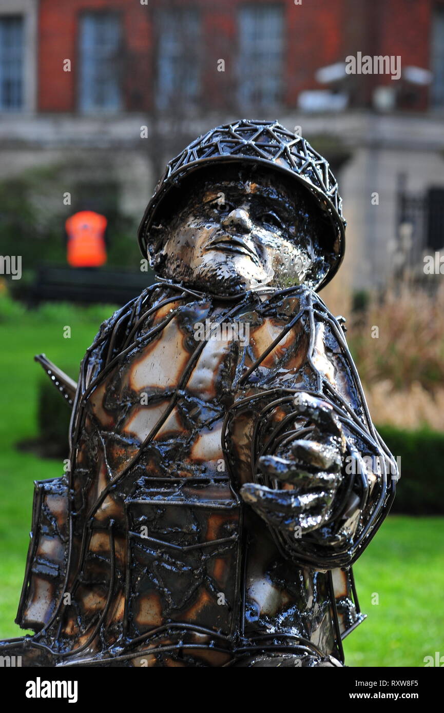 Soldaten des Opfers Skulptur des Künstlers Alfie Bradley auf Anzeige auf dem Gelände des St. Nicholas Kirche Liverpool. Stockfoto