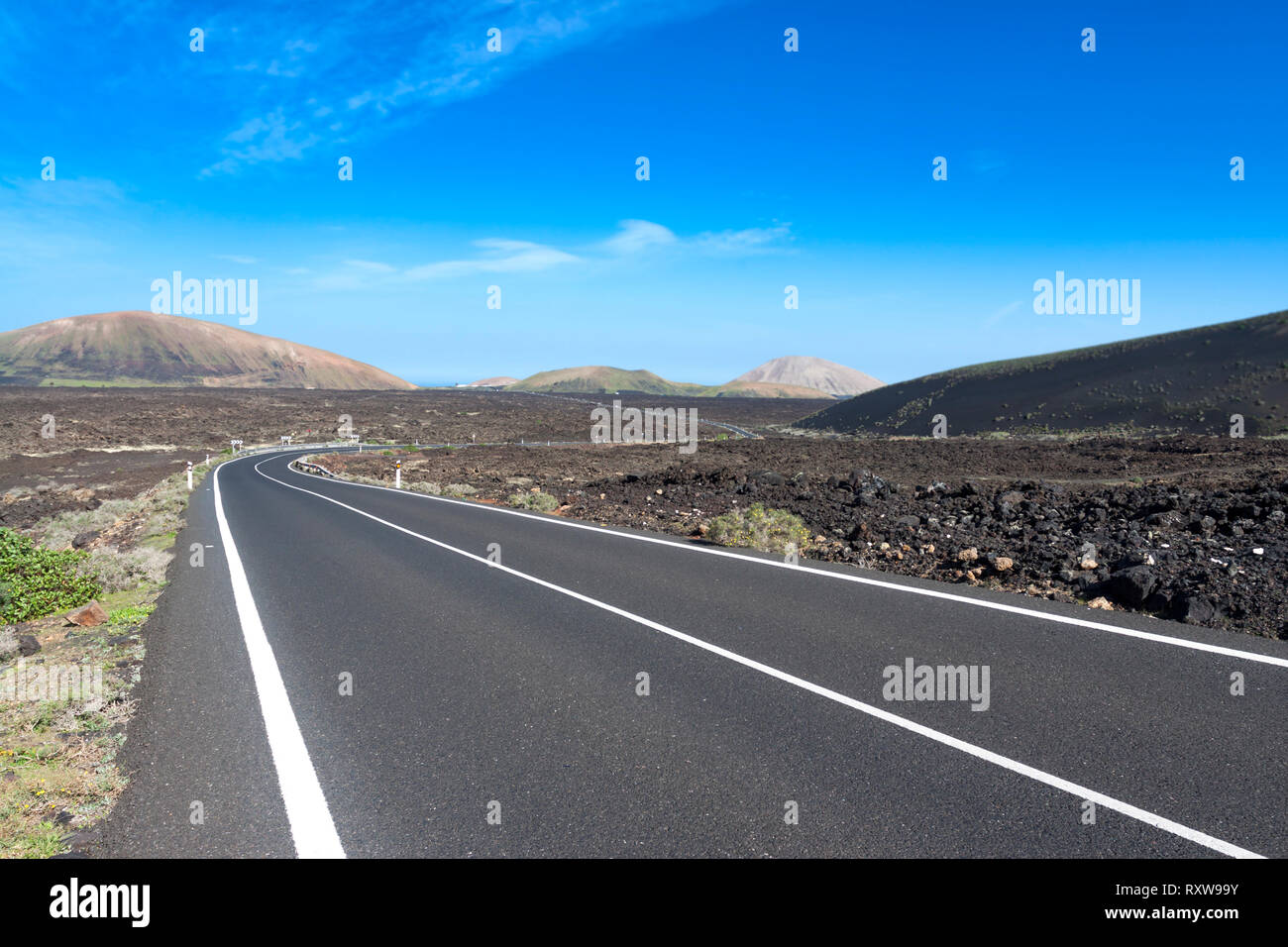 Die Straße zwischen der Lava. La Geria, Lanzarote. Spanien Stockfoto