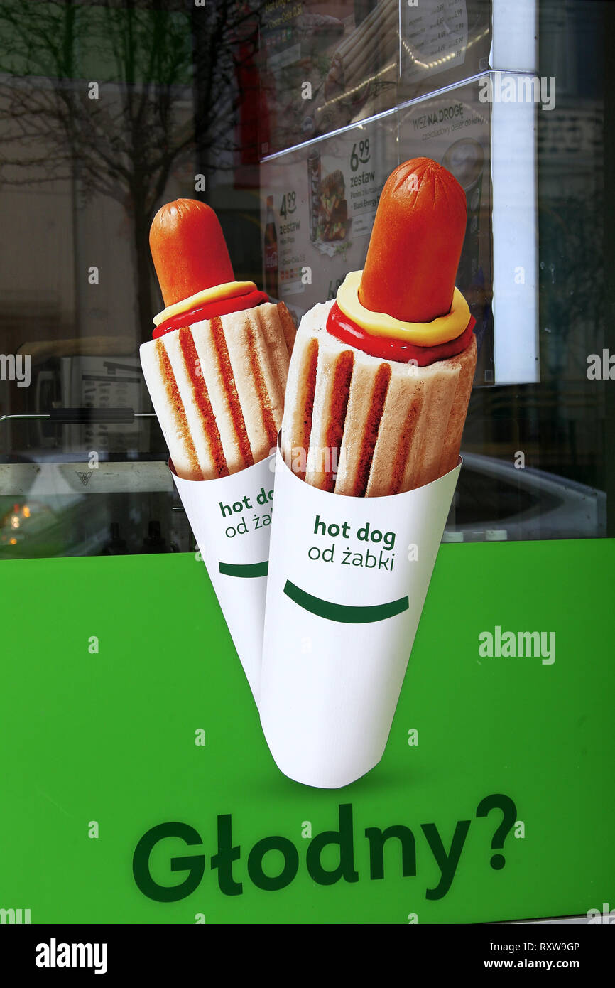 Hot Dog Werbung auf ein Fenster Cafe in Polen Stockfoto