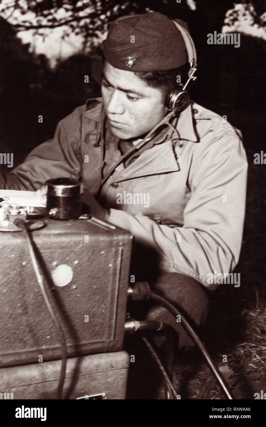 Navajo code Talker Corporal Lloyd Oliver betreibt einen Bereich Radio, während sie mit einem Marine Artillerie Regiment im Südpazifik während des Zweiten Weltkriegs am 7. Juli 1943 beigefügt. Corporal Oliver war auch ein Sniper und eine hoch angesehene Scout. Stockfoto