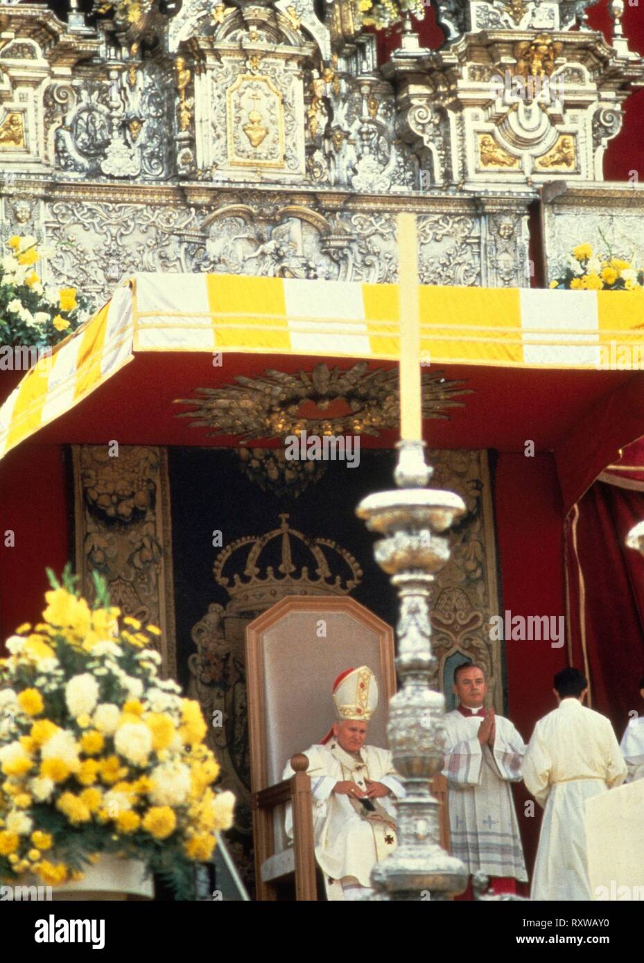 JUAN PABLO II CELEBRANDO UNA MISA. Lage: VISITA JUAN PABLO II. Sevilla. Sevilla. Spanien. Papst Johannes Paul II. KAROL WOJTYLA. Stockfoto