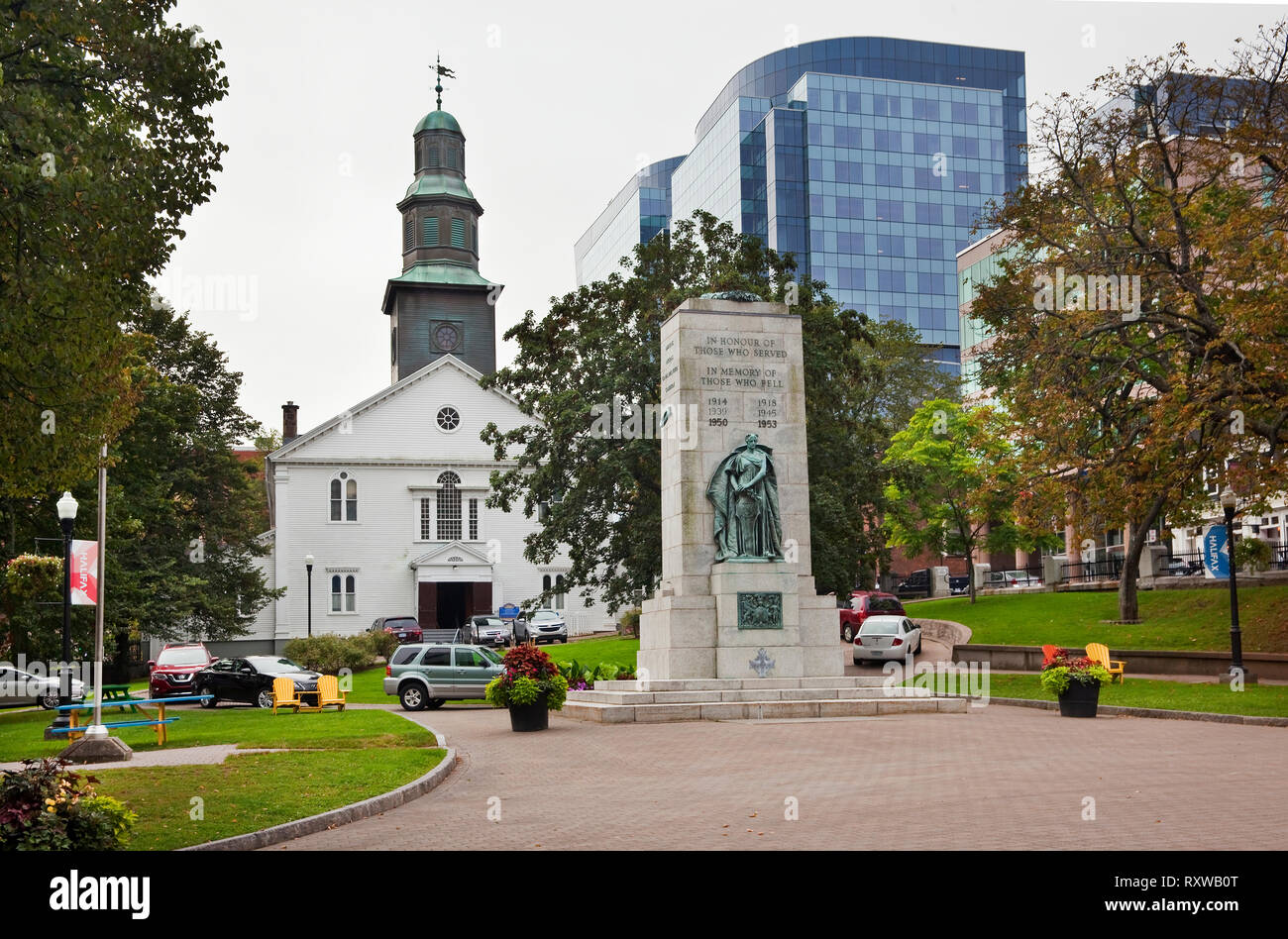 Kenotaph ehrt den Krieg tot und St Paul's Kirche auf der Grand Parade in der Innenstadt von Halifax, Nova Scotia, Kanada Stockfoto