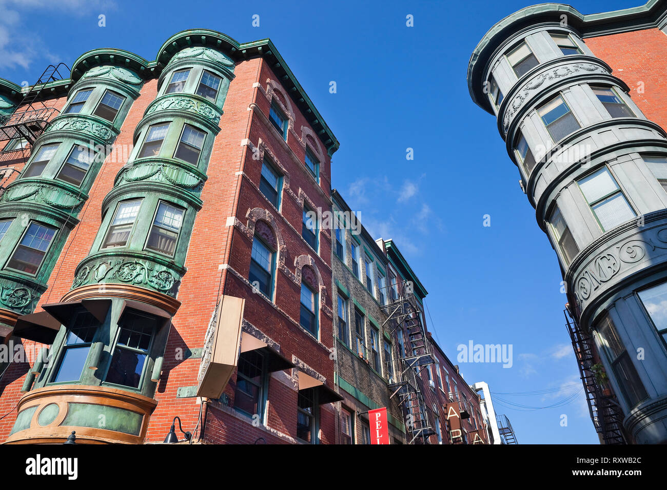 Apartment Gebäude aus dem 19. Jahrhundert mit abgerundeten bay Fronten an der Ecke Nord- und Prince Street in Boston's Viertel Little Italy, Boston, Massachusetts, USA Stockfoto