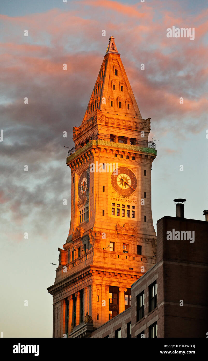 Customs House Tower leuchtet durch die untergehende Sonne, Boston, Massachusetts, USA Stockfoto