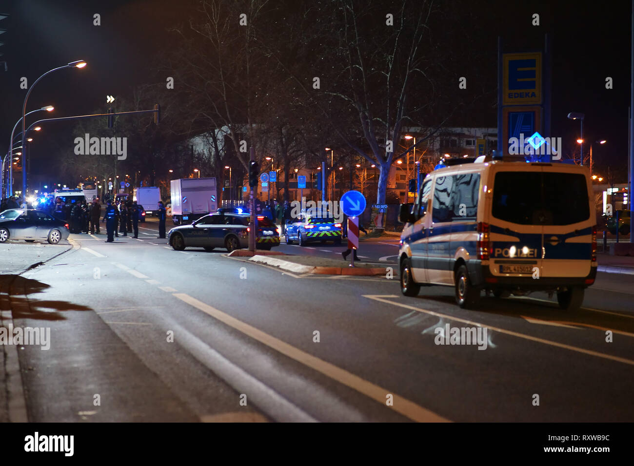 Mainz, Deutschland - 01 März, 2019: Polizei Autos mit Sirene und Blaulicht Sperrung der Straße nach einem regionalen Fußballspiel am März 01, 2019 in Mainz. Stockfoto